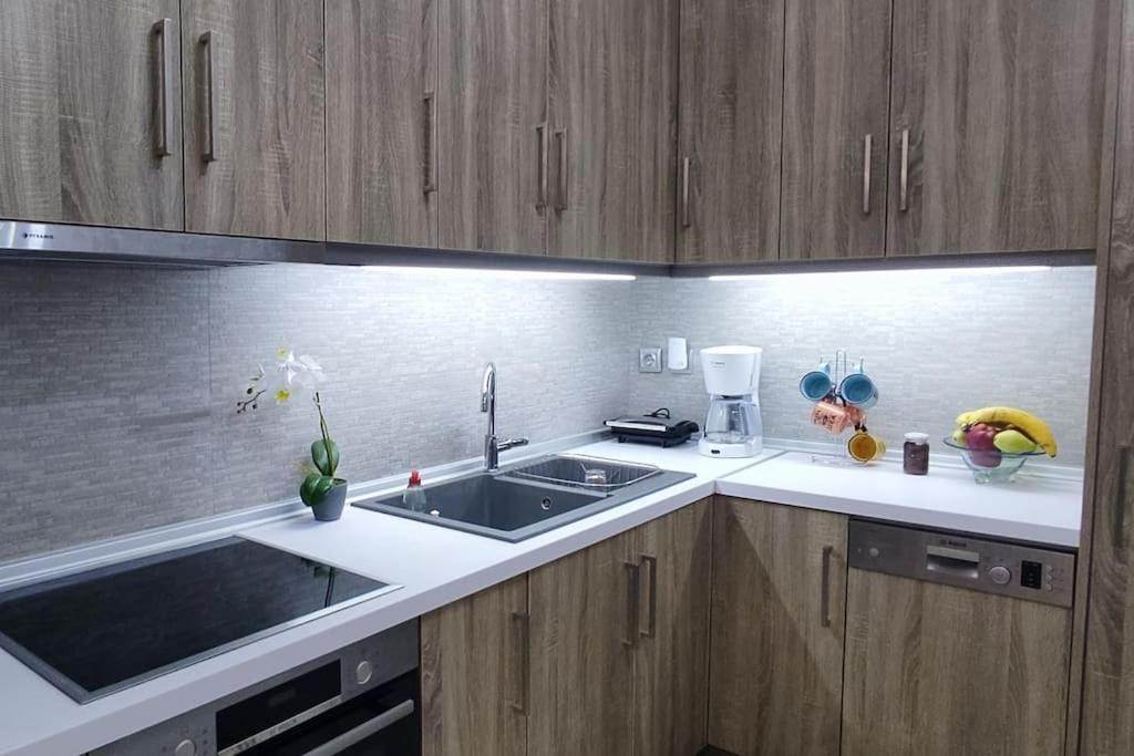 Modern Apartment In Itea Exterior photo